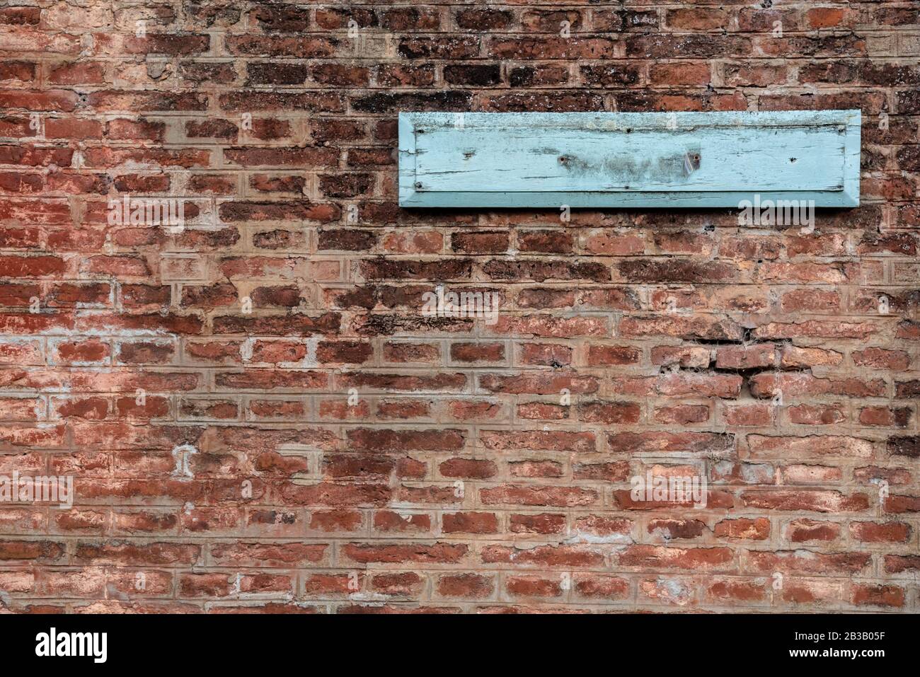 Leeres Schild an einer Ziegelmauer eines Bahnhofs Stockfoto