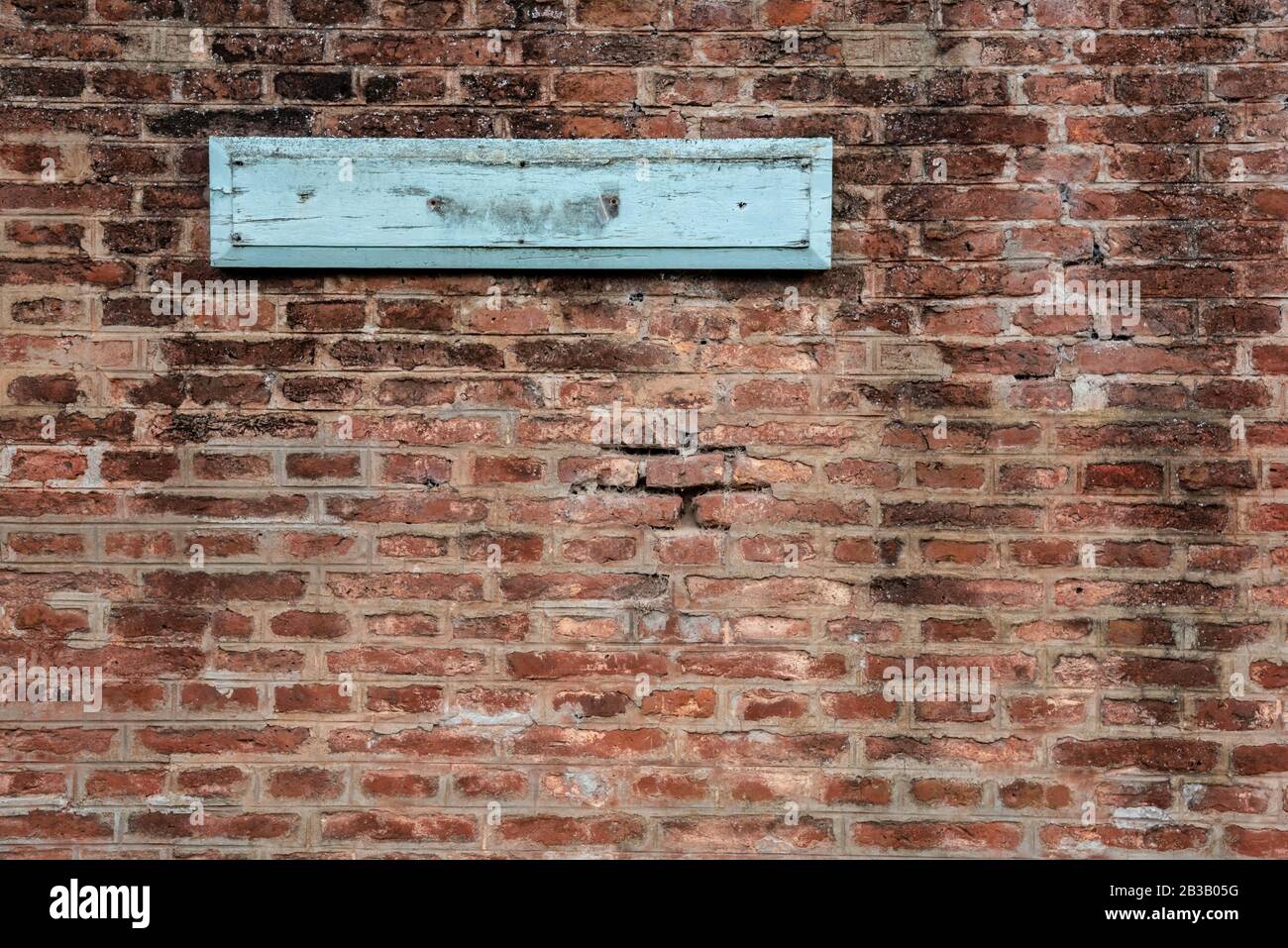 Leeres Schild an einer Ziegelmauer eines Bahnhofs Stockfoto