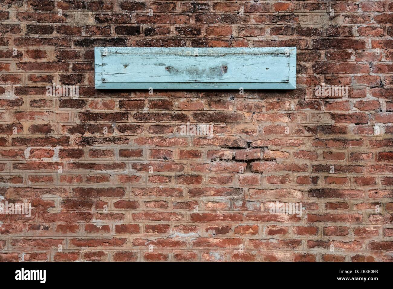 Leeres Schild an einer Ziegelmauer eines Bahnhofs Stockfoto