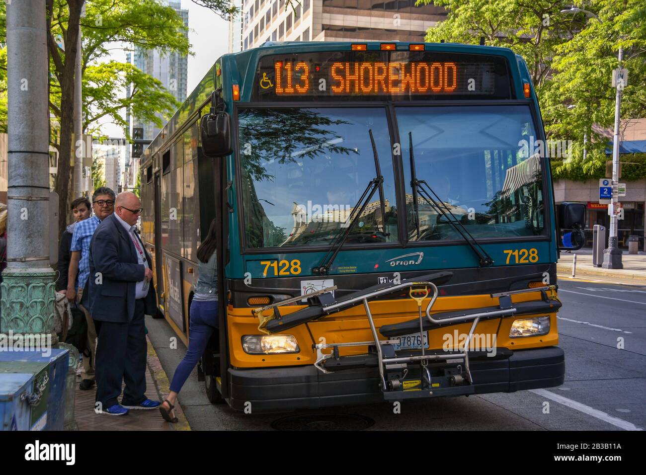 Seattle, WA, USA, - JUNI 2018: Menschen, die einen Bus in der Innenstadt von Seattle fangen. Stockfoto