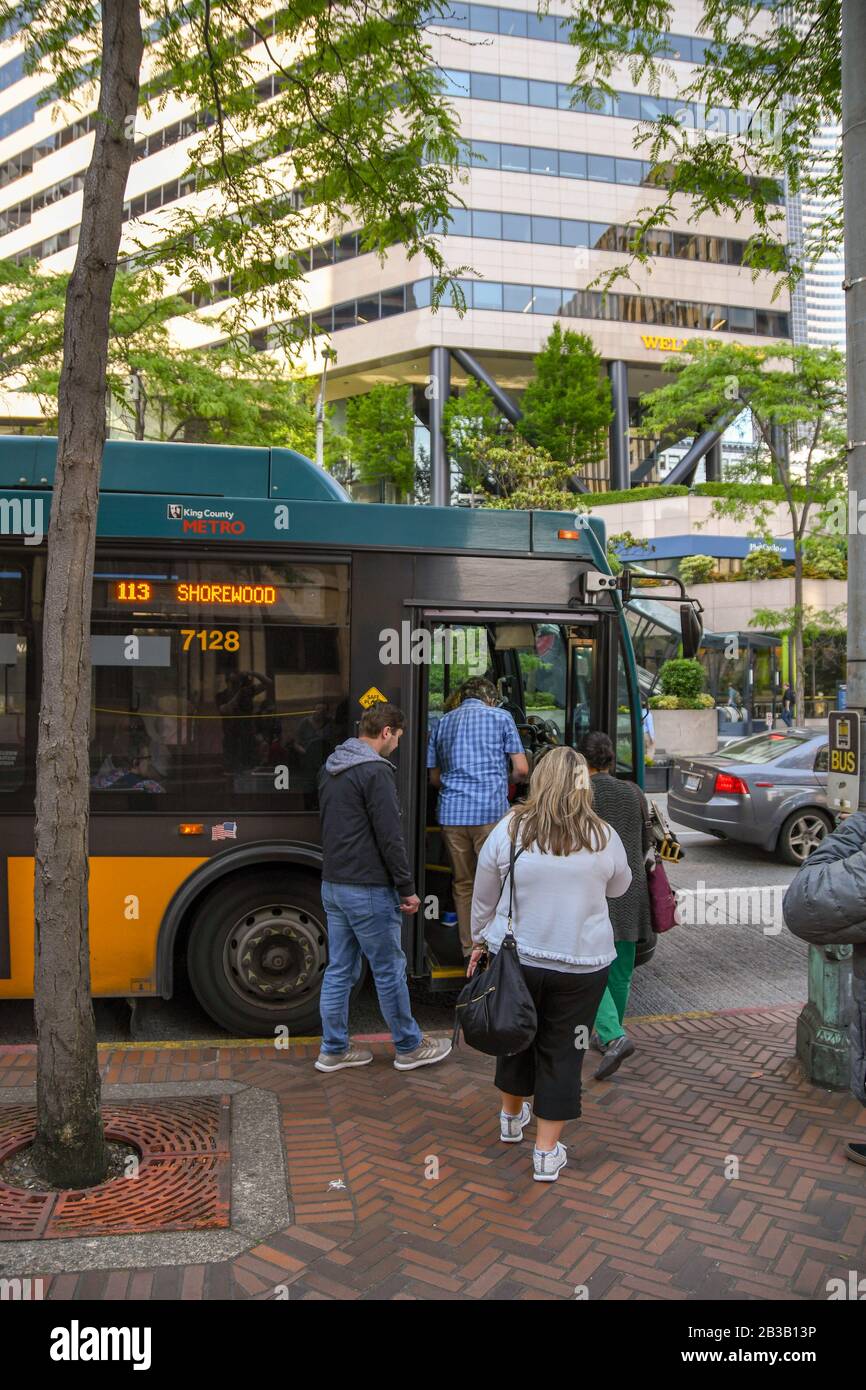 Seattle, WA, USA, - JUNI 2018: Menschen, die einen Bus in der Innenstadt von Seattle fangen. Stockfoto