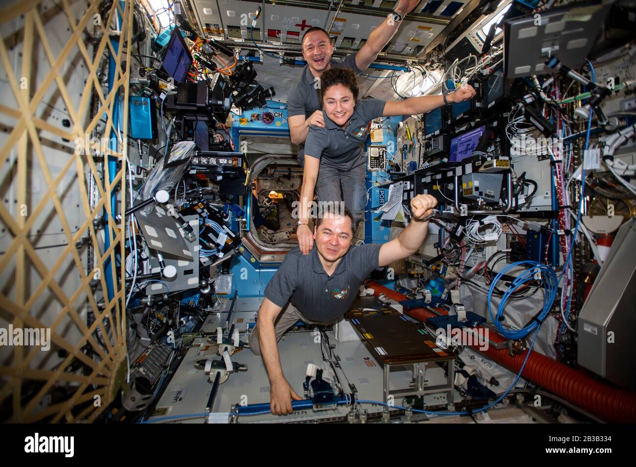 ISS - 20. Februar 2020 - Die Besatzung der Expedition 62 posiert für ein verspieltes Porträt an Bord des Labormoduls U.S. Destiny der Internationalen Raumstation. Von Stockfoto