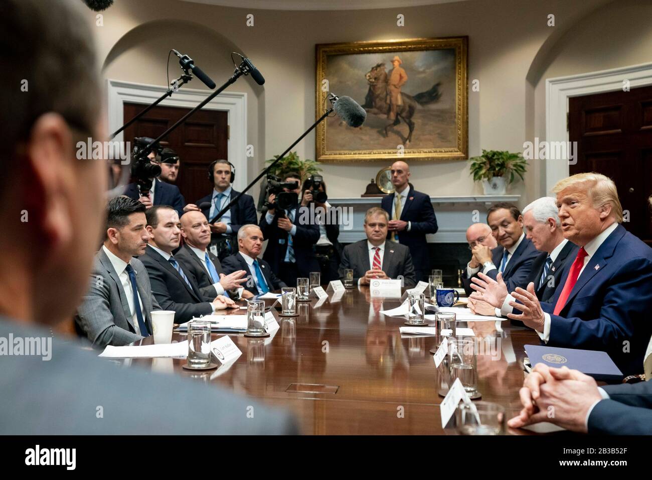 Washington, Vereinigte Staaten Von Amerika. März 2020. Washington, Vereinigte Staaten von Amerika. März 2020. Der US-Präsident Donald Trump fällt auf - durch ein Treffen mit Vizepräsident Mike Pence und den Führungskräften der Fluggesellschaften, um die möglichen Auswirkungen des COVID-19-Coronavirus-Ausbruchs auf die Reisebranche im Roosevelt Room des Weißen Hauses vom 4. März 2020 in Washington, DC zu besprechen. Kredit: D. Myles Cullen/White House Foto/Alamy Live News Stockfoto