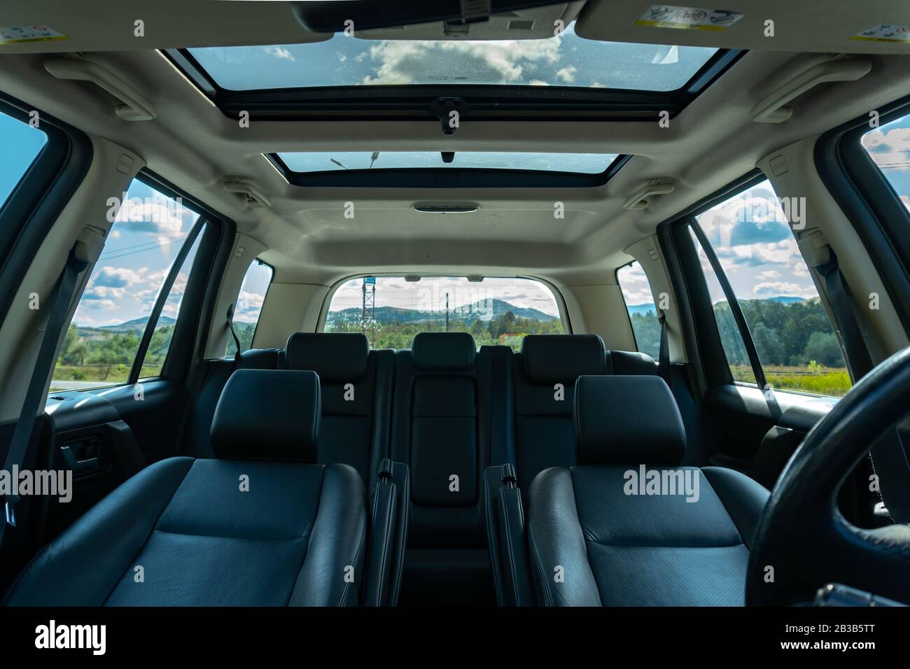 Panoramadach - doppeltes Schiebedach in einem luxuriösen suv-Auto, glasiertes dach, blau getönte Fenster und Lederpolsterung. In einem luxuriösen SUV Stockfoto