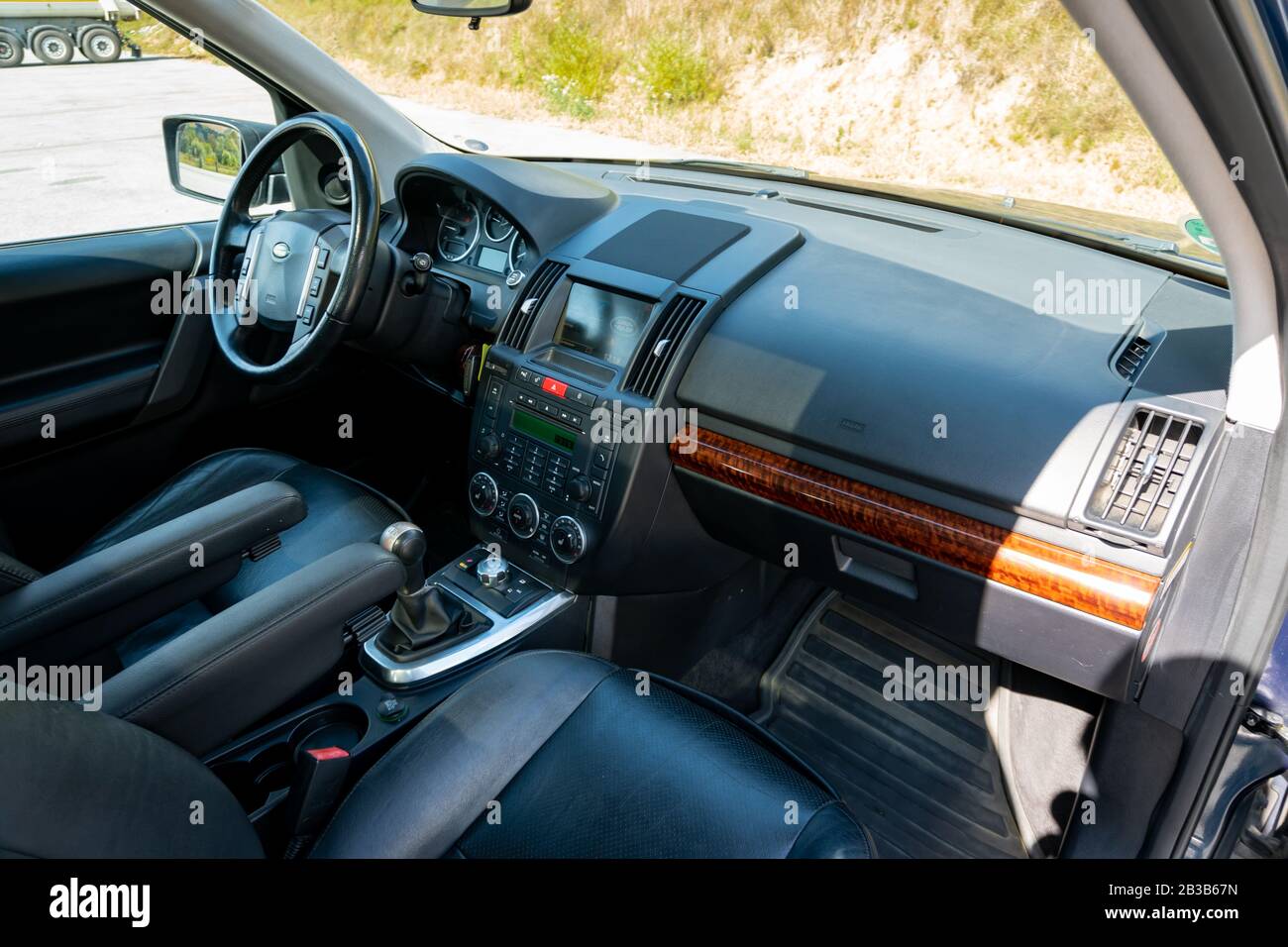 Panoramadach - doppeltes Schiebedach in einem luxuriösen suv-Auto, glasiertes dach, blau getönte Fenster und Lederpolsterung. In einem luxuriösen SUV Stockfoto