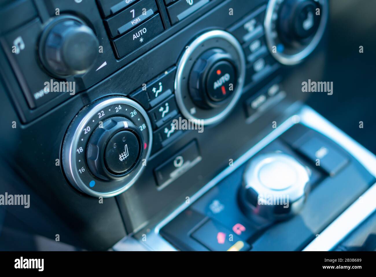 Bei der DASH-Klimatisierungssteuerung: Temperaturniveau, duale climatronic, verchromte Objekte und 4x4-Schalter Stockfoto