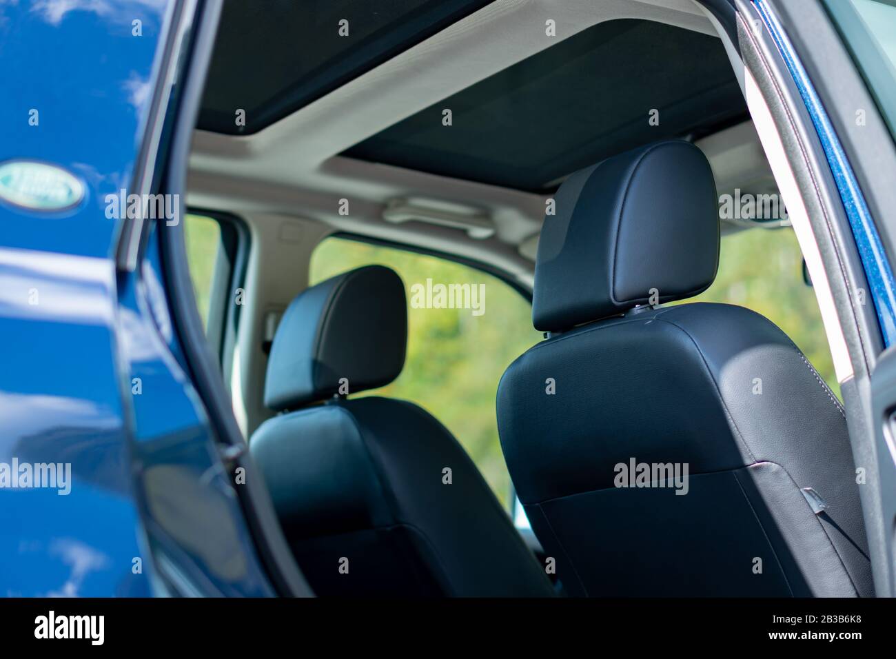 Panoramadach - doppeltes Schiebedach in einem luxuriösen suv-Auto, glasiertes dach, blau getönte Fenster und Lederpolsterung. In einem luxuriösen SUV Stockfoto