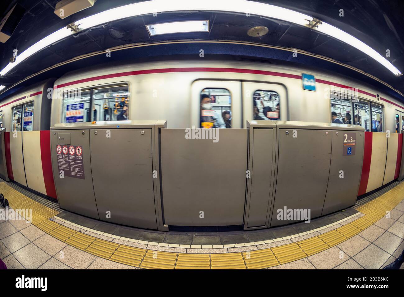 Tokioter U-Bahn-Zug, der am Bahnhof Shinjuku ankommt. Stockfoto