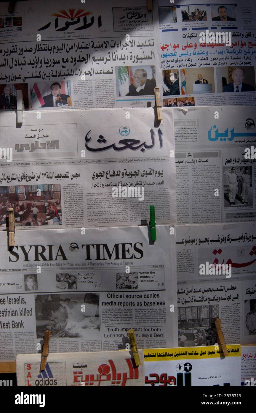 Oktober 2005 Damaskus, Syrien. Die Zeitung Syrian Times zum Verkauf in der Innenstadt von Damaskus. Syrien. Stockfoto