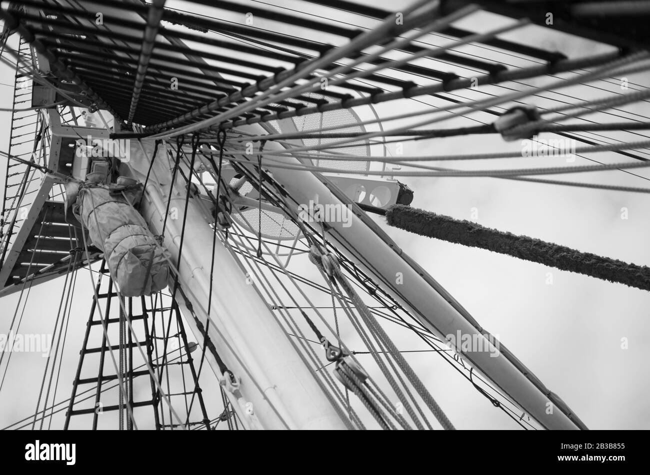 Seile Linien Hauptmast und Steherring Detail vom norwegischen Tallschiff Christian Radich dockte im Januar 2013 in Philipsburg, Sint Maarten. Stockfoto