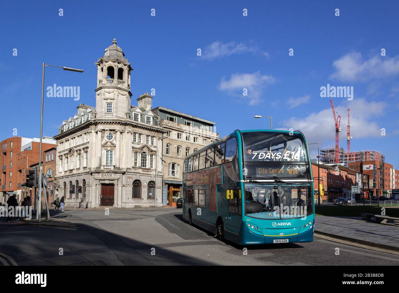 10B-Bus, der auf die Daulby Street, Liverpool, abbiegt, am Gebäude der Bank of Liverpool in der Prescot Street. Stockfoto