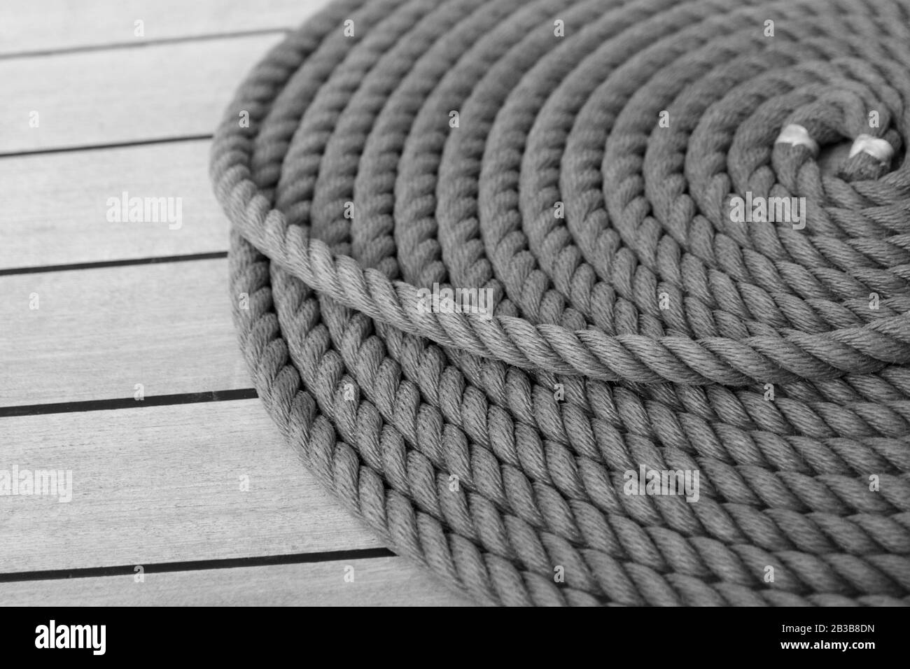Hanfseil an Deck gekräuselt. Details aus dem norwegischen Tallschiff Christian Radich dockte im Januar 2013 in Philipsburg, Sint Maarten. Wählen Sie Fokus. BW. Stockfoto