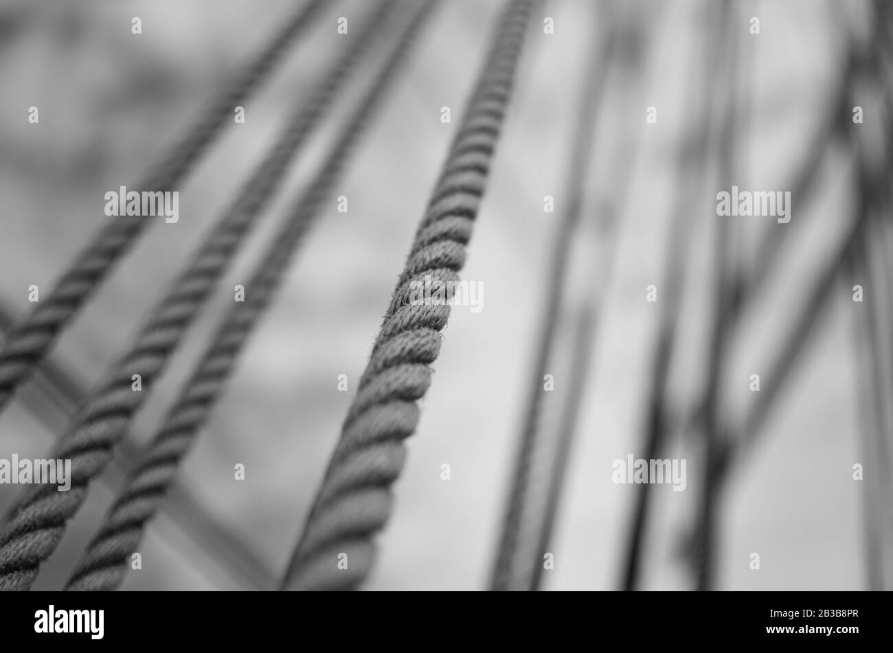 Seildetails vom norwegischen Tallship Christian Radich dockten im Januar 2013 in Philipsburg, Sint Maarten. Wählen Sie Fokus. BW. Stockfoto