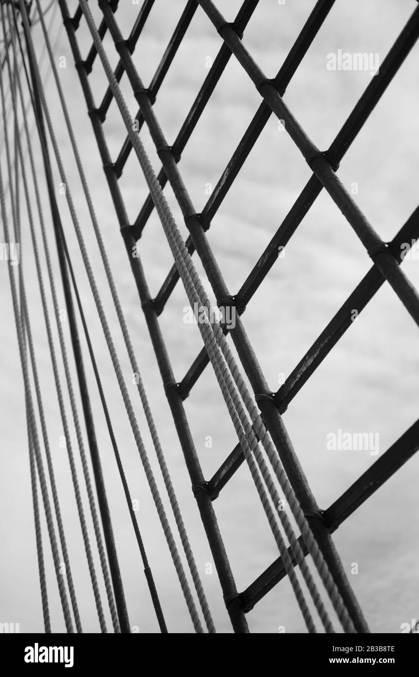 Seile und Leiterdetails vom norwegischen Tallschiff Christian Radich dockten im Januar 2013 in Philipsburg, Sint Maarten. Wählen Sie Fokus. BW. Stockfoto