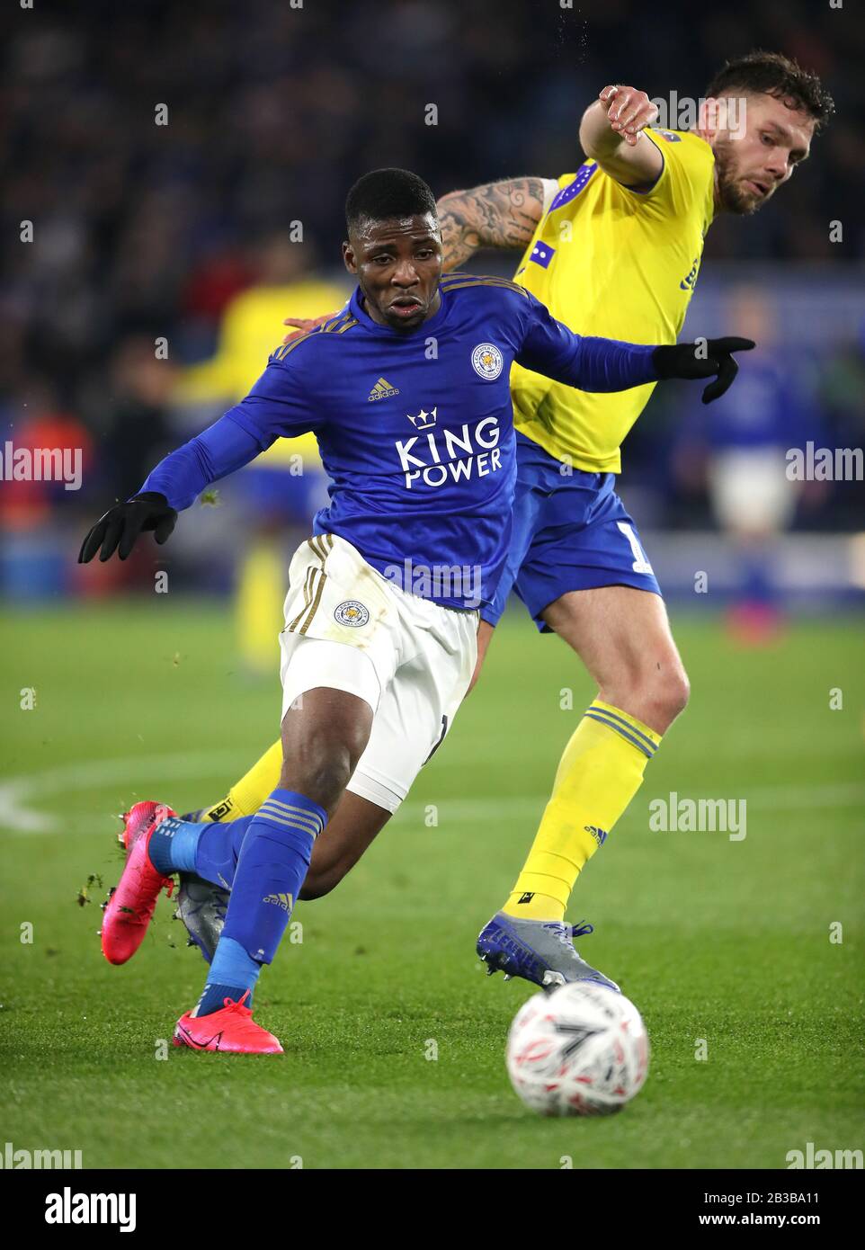 Die Kelechi Iheanacho (links) von Leicester City und Harlee Dean von Birmingham City kämpfen während des fünften Vorrundenspiels des FA Cup im King Power Stadium, Leicester, um den Ball. Stockfoto