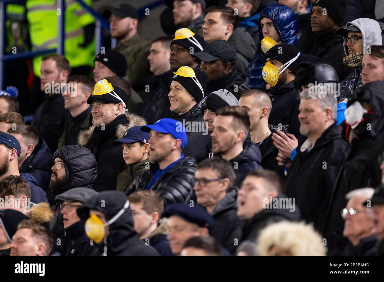 Leicester, Großbritannien. März 2020. Fans von Birmingham City tragen Masken zum Schutz vor Coronavirus beim Spiel der fünften Runde des FA Cup zwischen Leicester City und Birmingham City im King Power Stadium am 4. März 2020 in Leicester, England. (Foto von Daniel Chesterton/phcimages.com) Credit: PHC Images/Alamy Live News Stockfoto