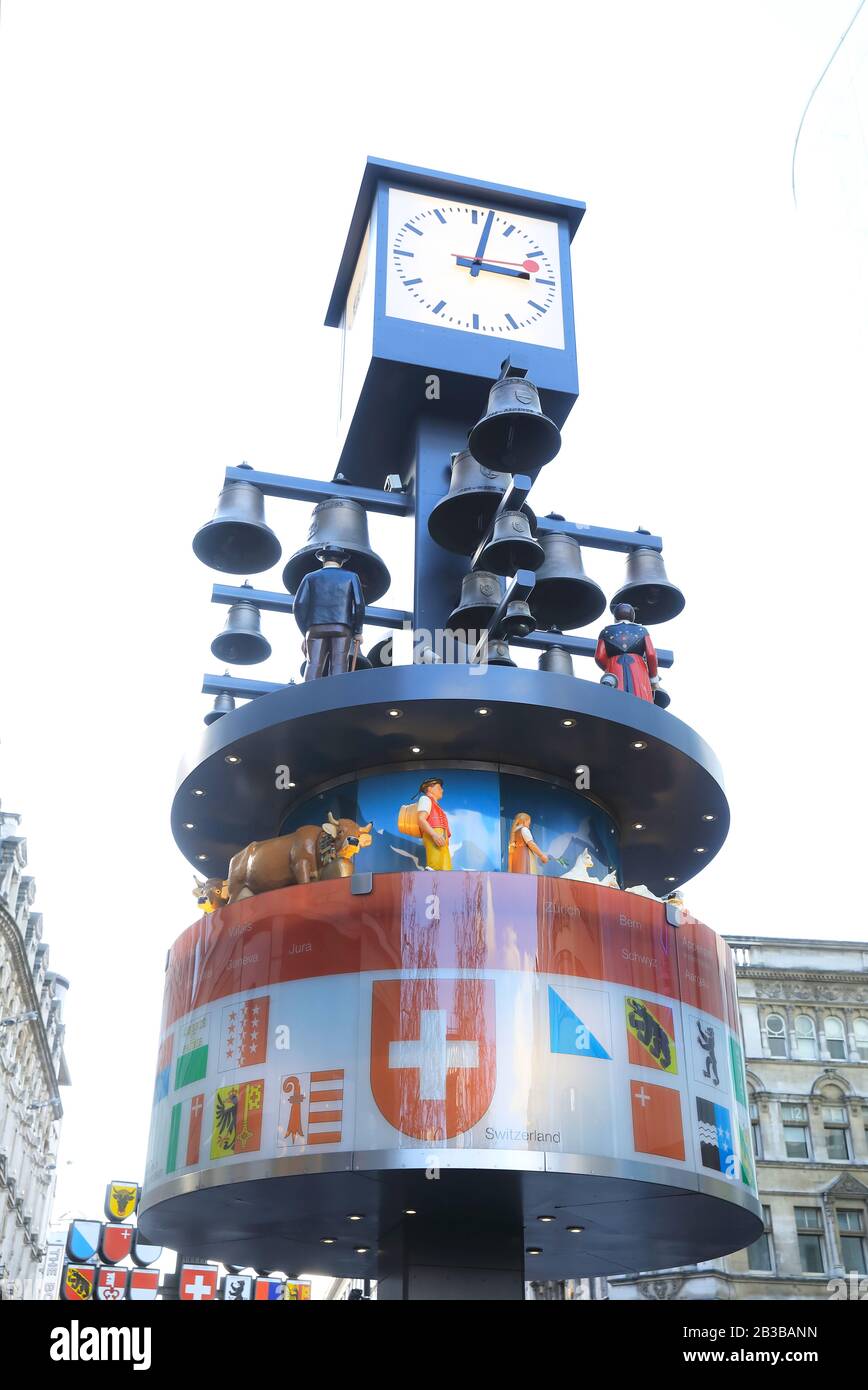 Das historische Schweizer Glockenspiel am Leicester Square im Londoner West End in Großbritannien Stockfoto