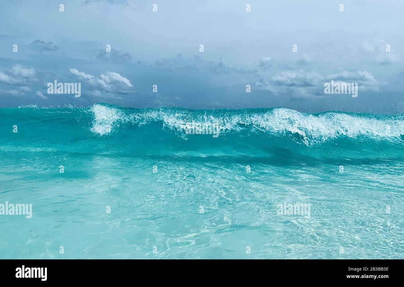 Türkisfarbenes Wasser und große Wellen auf den Seychellen, Strand La Digue. Reise- und Urlaubs-Hintergrundbild Stockfoto