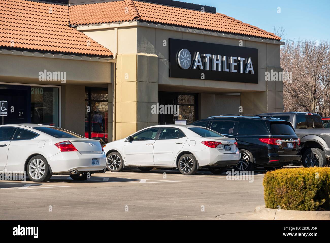 Das Äußere von Athleta, der Sport-, Reise- und Yoga-Kette im Besitz der Gap, befindet sich in Bradley Fair, 21st und Rock Road, Wichita, Kansas, USA. Stockfoto