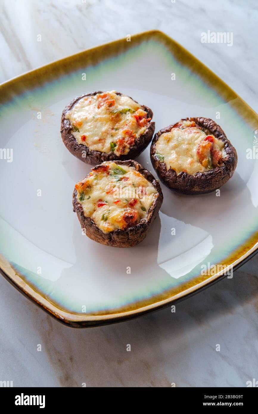 Italienische Creminipilze mit fontinischem Käse und zermürrtem Speck Stockfoto