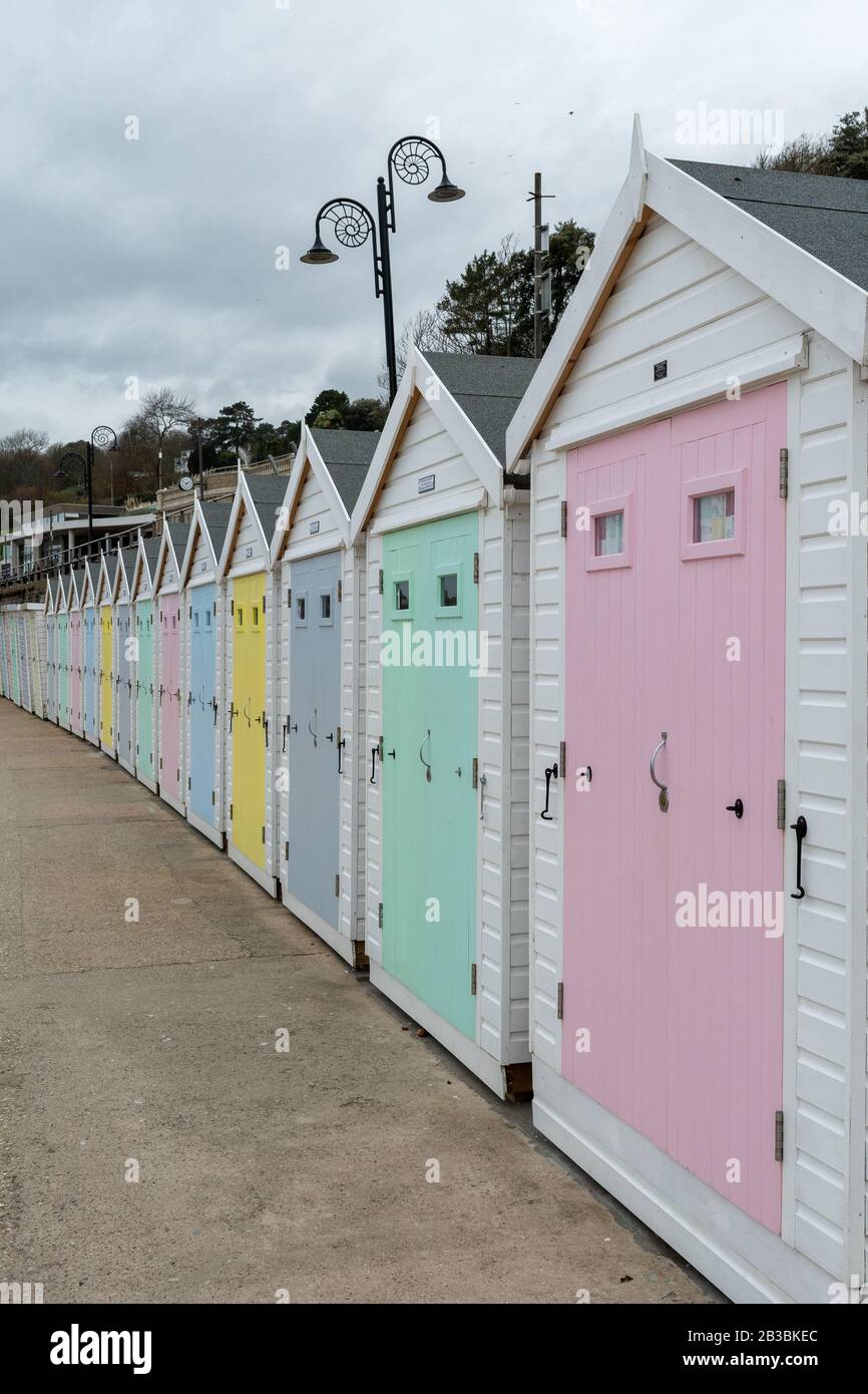 Der Strand Hütten in Lyme Regis in Dorset. Stockfoto