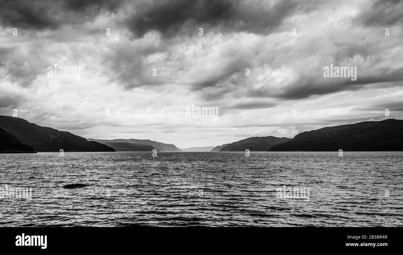 Saguenay River, Kanada - 18. August 2019: Atemberaubender Panoramablick auf das Sagueney River Valley bei Sonnenuntergang Stockfoto