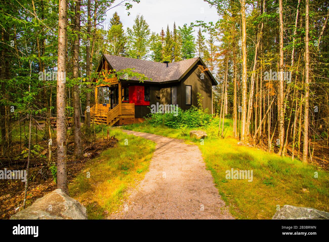 Saguenay Fjord, Kanada - 19. August 2019: Das Chalet im Wald des Saguenay Fjord National Park Stockfoto