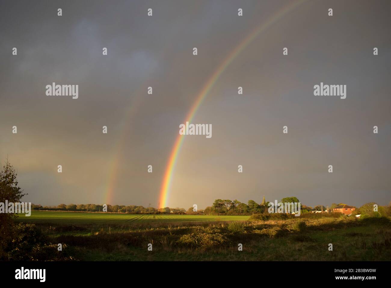 Doppelter Regenbogen über den Feldern. Hayling Island, Hampshire Stockfoto