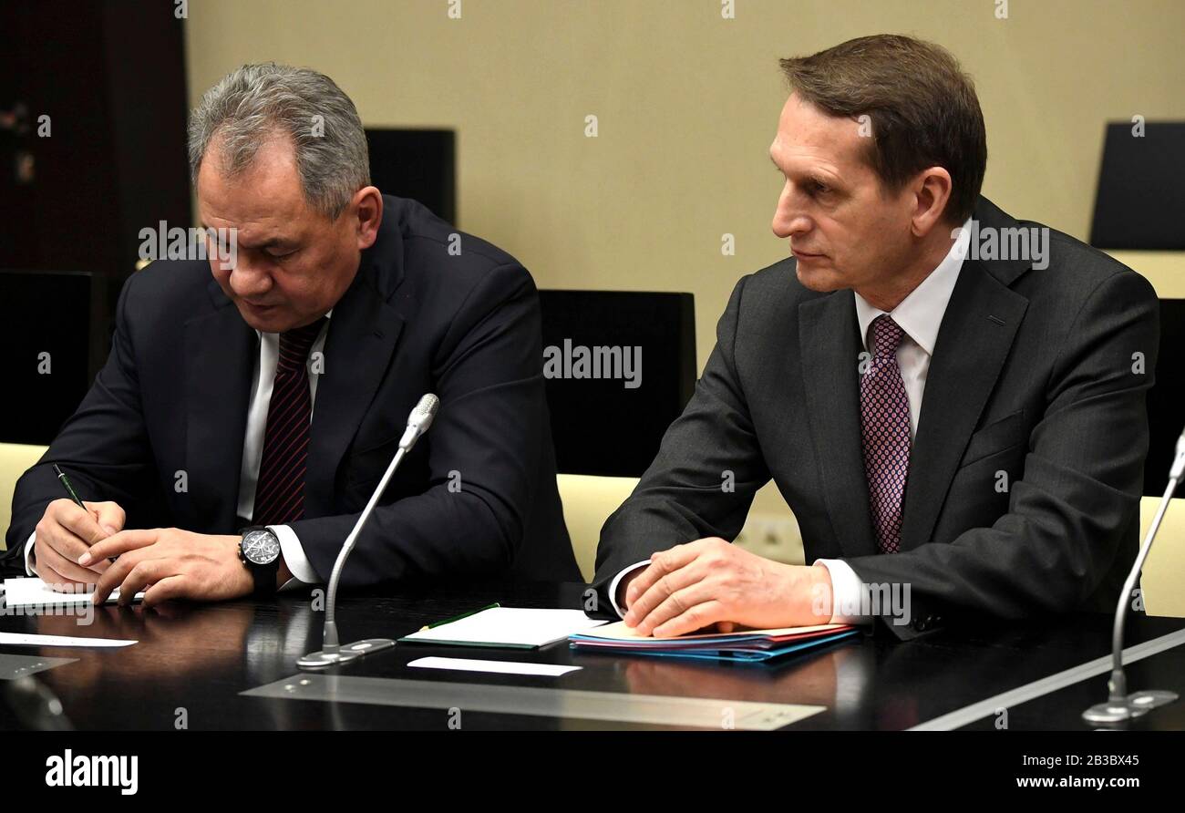 Novo-Ogaryovo, Moskau, Russland. März 2020. Der russische Verteidigungsminister Sergei Shoigu, Linke, und Direktor des Auslandsgeheimdienstes Sergei Naryschkin während einer Sitzung der ständigen Mitglieder des Sicherheitsrates der Russischen Föderation unter Vorsitz von Präsident Wladimir Putin in der Staatsresidenz Nowo-Ogaryovo am 4. März 2020 außerhalb Moskaus, Russland. Putin wird sich mit dem türkischen Präsidenten Recep Tayyip Erdogan treffen, um den Konflikt in Syrien zu diskutieren. Kredit: Aleksey Nikolskyi/Kreml Pool/Alamy Live News Stockfoto