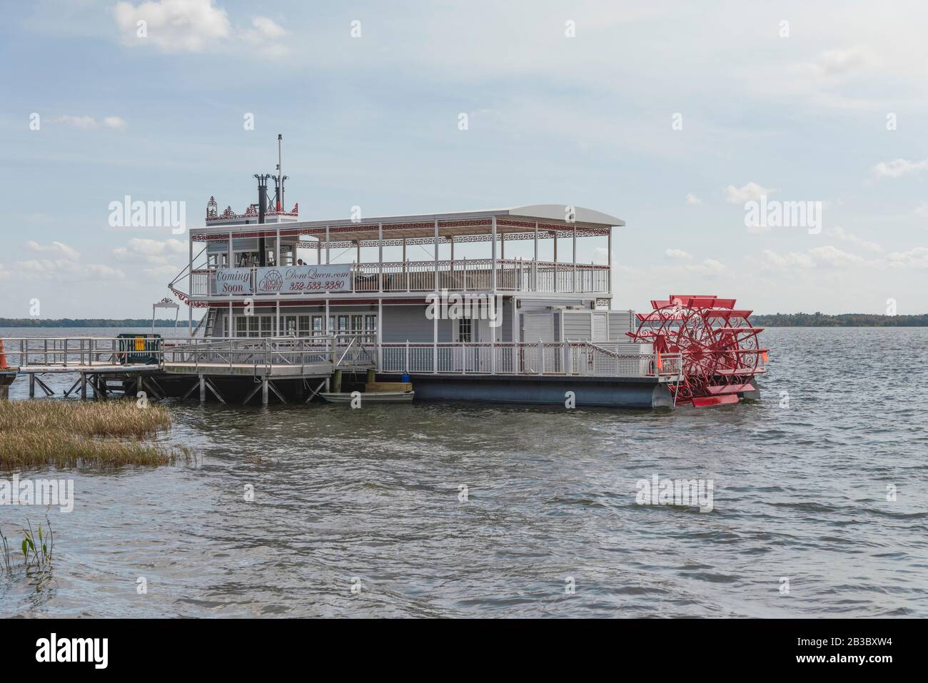 Das Dora Queen River Boot fährt mit Tavares, Florida USA Stockfoto