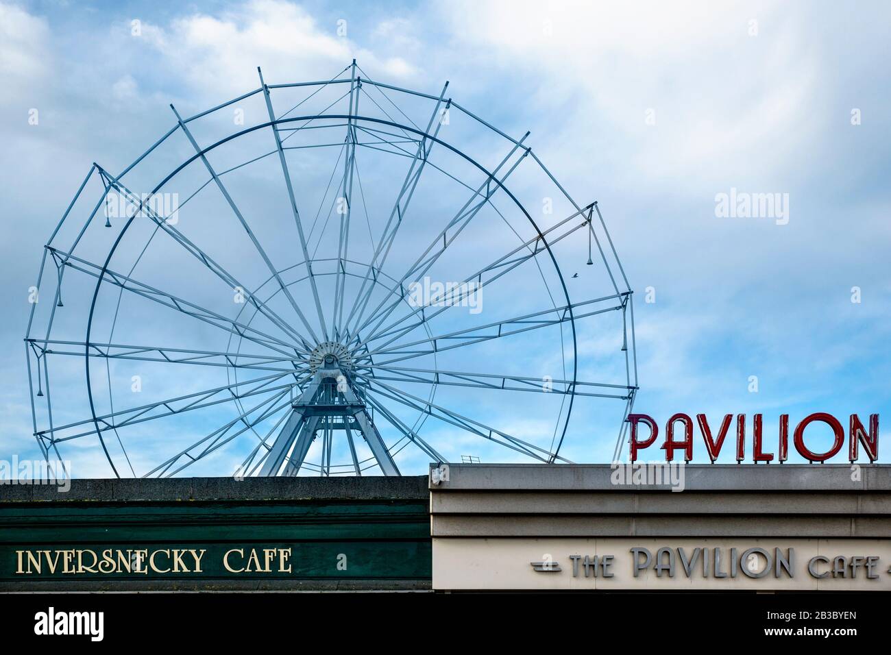 Foto von The Ferris Wheel (Aberdeen Big Wheel) und dem Schild "Pavillon Cafe" im Freizeitpark Queens Links, Beach Boulevard, Aberdeen Beach, Schottland. Stockfoto