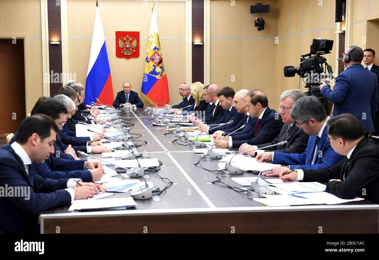 Novo-Ogaryovo, Moskau, Russland. März 2020. Der russische Präsident Wladimir Putin leitet ein Treffen der Regierungsmitglieder in der Staatsresidenz Novo-Ogaryovo am 4. März 2020 außerhalb Moskaus, Russlands. Die Sitzung behandelte den globalen Ausbruch des COVID-19-Coronavirus und die Entwicklungen der Verkehrsinfrastruktur. Kredit: Aleksey Nikolskyi/Kreml Pool/Alamy Live News Stockfoto