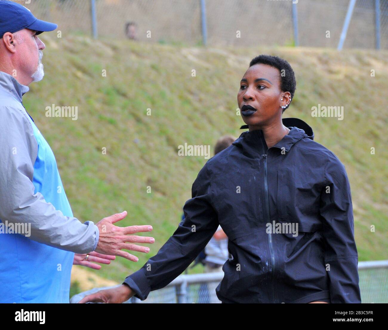 Gwen Berry, eine US-amerikanische Leichtathletin, die sich auf den Hammerwurf spezialisiert hat, hört ihrem Trainer aufmerksam zu, während sie in einem Olympia-Qualifikationsspiel 2020 in NZ mitmacht Stockfoto