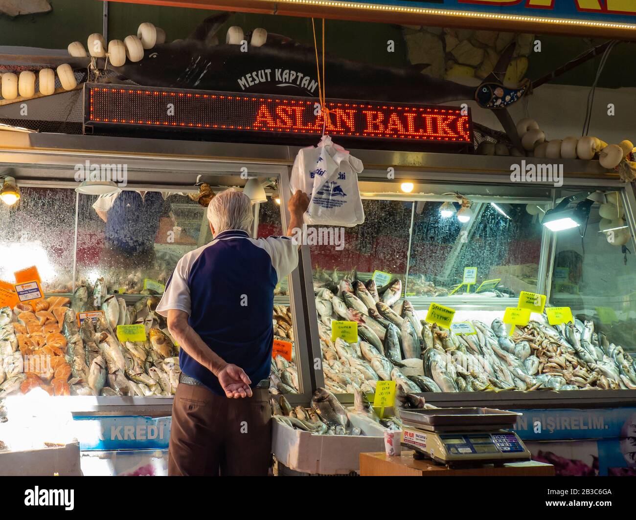 Fischhändler in einem Markt in der Türkei Stockfoto