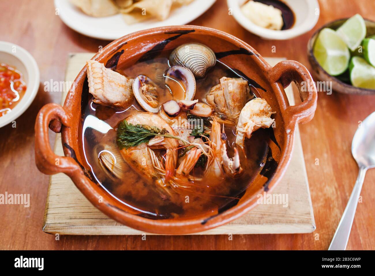 Mexikanische Meeresfrüchtesuppe, Cazuela de Mariscos in Mexiko ist eine Schüssel würziger Speisen mit Garnelen und Fisch Stockfoto