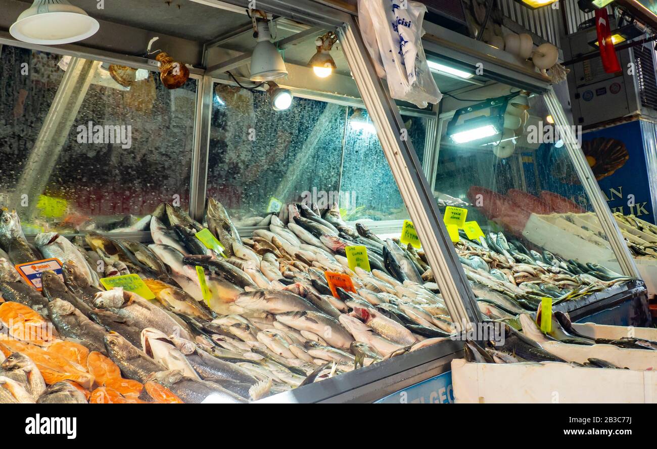 Fischhändler in einem Markt in der Türkei Stockfoto