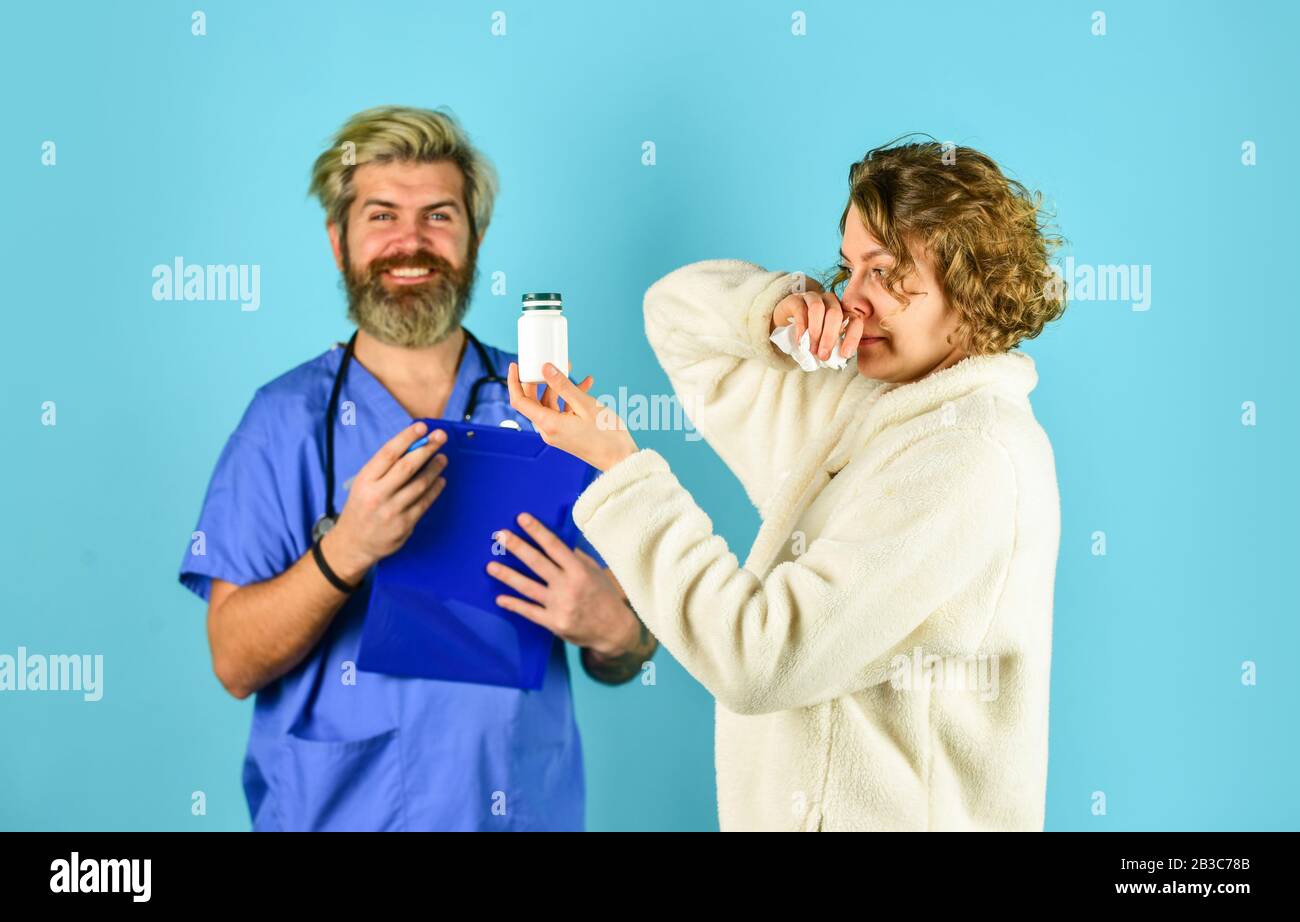 Ich habe eine Temperatur. Medizinisches Fachpersonal. Gesundheitswesen und Medizin. Arzt und Patient diskutieren über Behandlung, Beratung zur Diagnose der Krankheit, Arzt- und Patientenbesprechung im Krankenhaus. Stockfoto