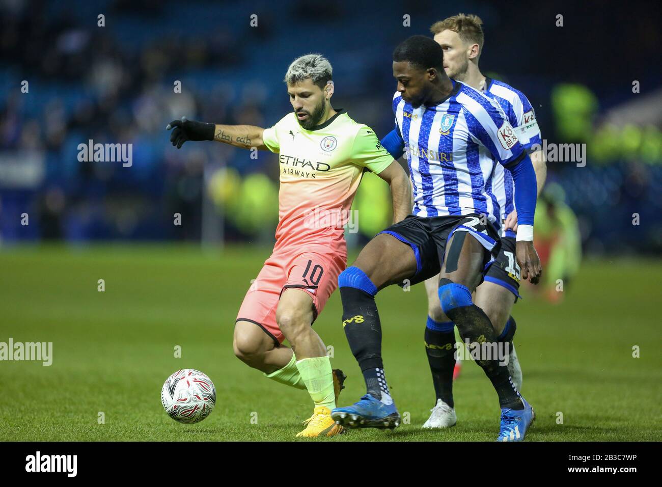 Sheffield, ENGLAND - 4. MÄRZ Sergio Aguero von Manchester City in Aktion mit dem am Mittwoch in Sheffield stattfindenden Moses Odubajowährend des FA Cup Fifth Road Matches zwischen Sheffield Wednesday und Manchester City in Hillsborough, Sheffield am Mittwoch, 4. März 2020. (Credit: Mark Fletcher/MI News) Foto darf nur für redaktionelle Zwecke in Zeitungen und/oder Zeitschriften verwendet werden, Lizenz für kommerzielle Nutzung erforderlich Credit: MI News & Sport /Alamy Live News Stockfoto