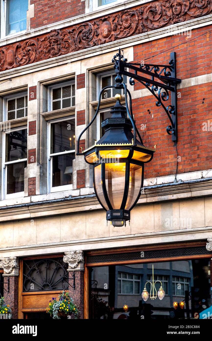 Große Laterne an der Außenseite eines Pubs, London, Großbritannien Stockfoto