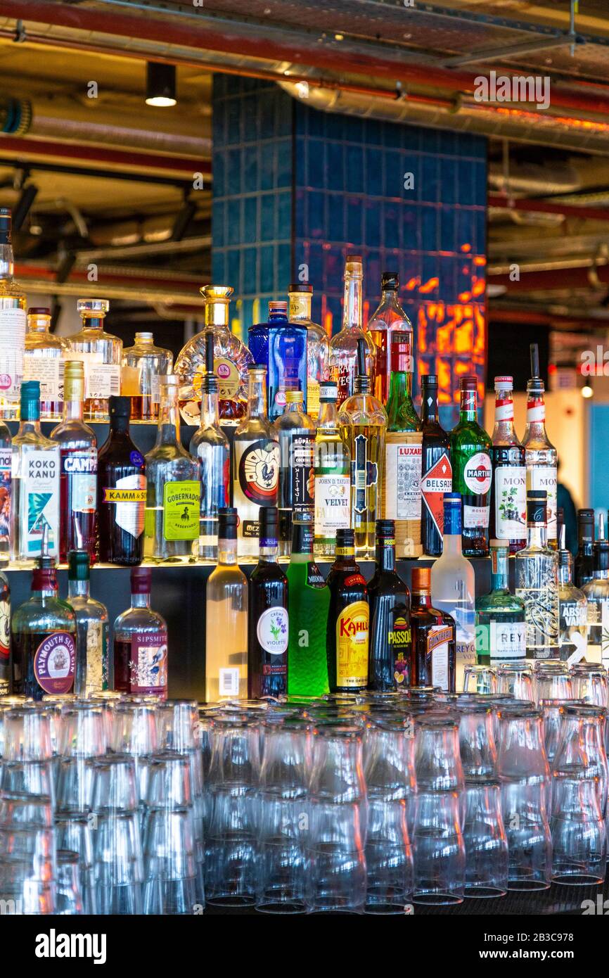 Alkoholflaschen an der Bar in Market Hall West End, London, Großbritannien Stockfoto