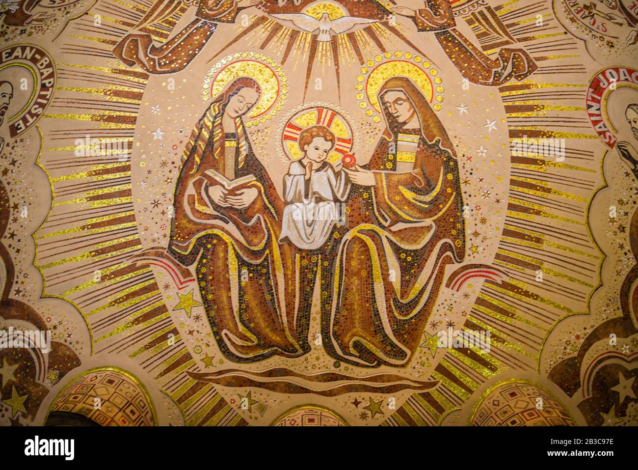 Sainte anne beaupré, Kanada - 20. August 2019: Die beeindruckende Mosaikdachdekoration in der Basilika sainte anne beaupré in Quebec Stockfoto