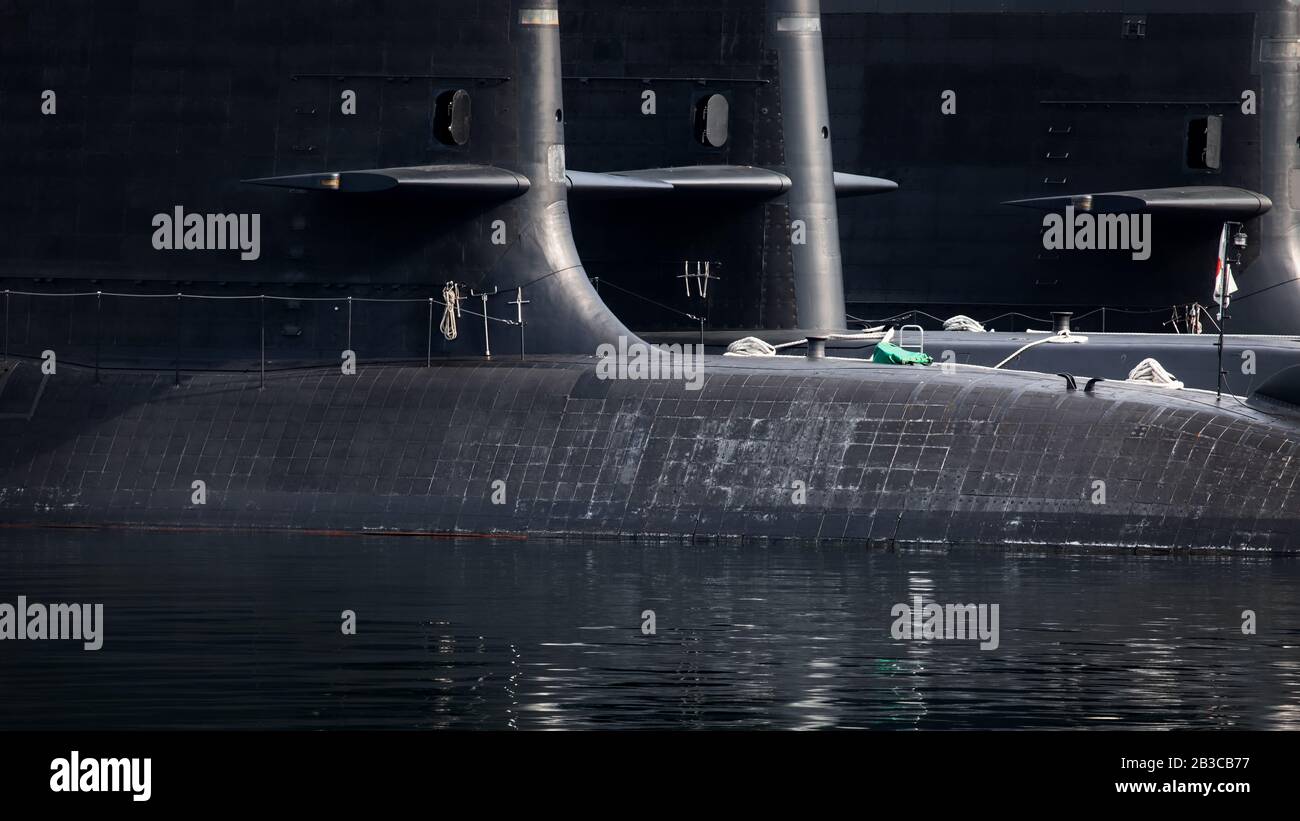Drei U-Boote der Japan Maritime Self-Defence Force (JMSDF) im Hafen von Yokosuka, Japan, festgemacht. Stockfoto