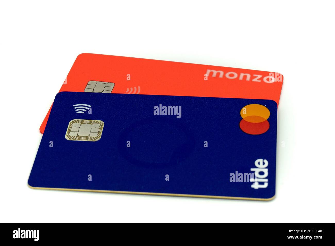 Zwei Debitkarten von Online-Banken für die Tide-Bank und eine für die Monzo-Bank Stockfoto