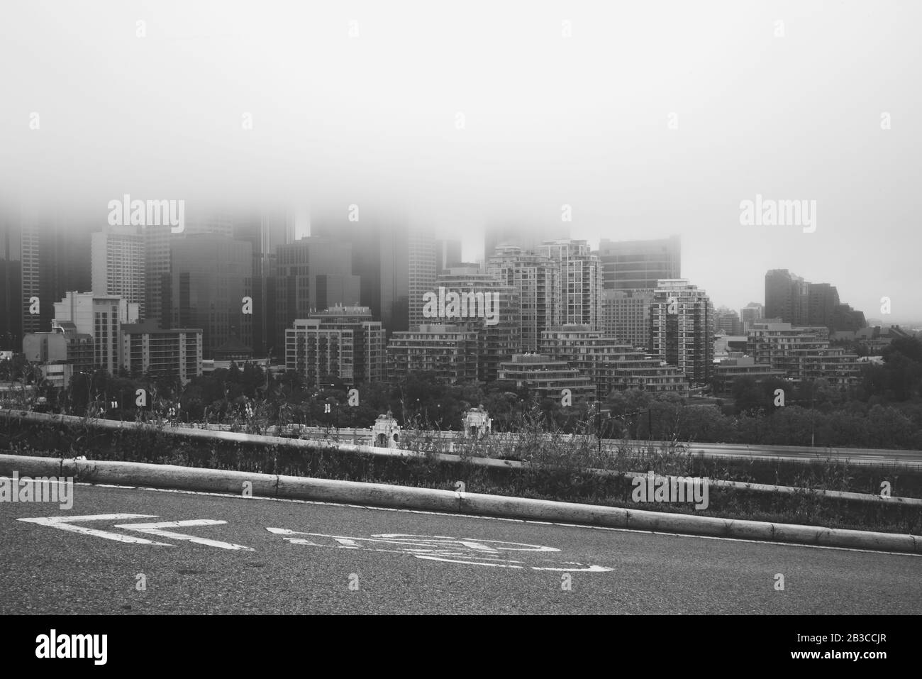 Stadtbild Calgary in Alberta in der Nacht in einer nebligen Tag, Kanada. Stockfoto