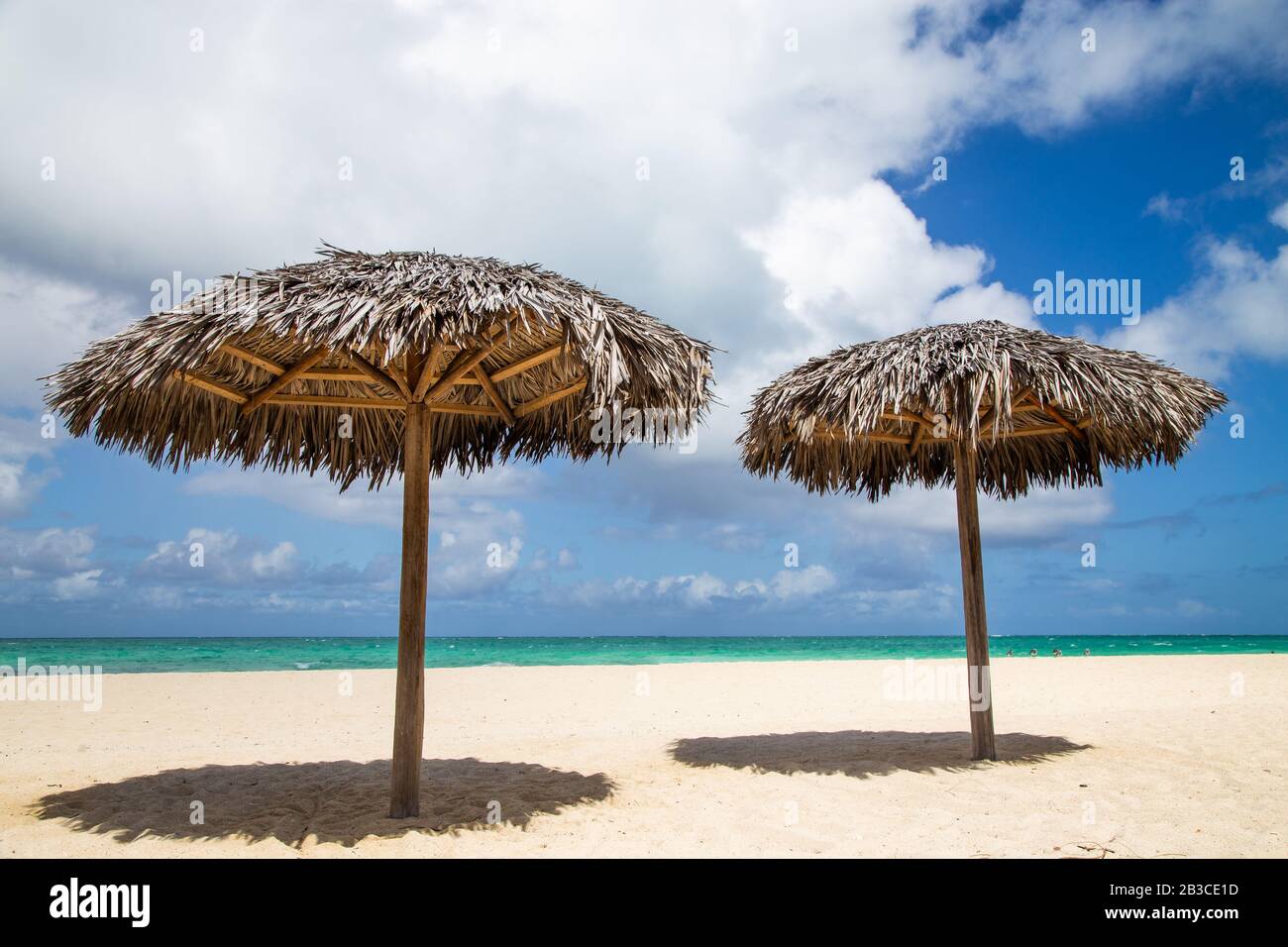 Schöner tropischer Strand in Kuba. Sonnenschirme am tropischen Strand. Sommerurlaub. Stockfoto
