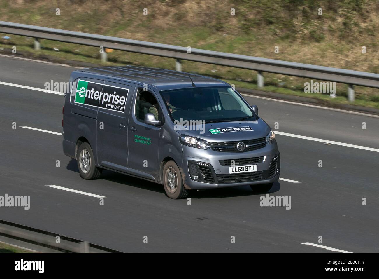 Enterprise mietet einen Kleintransporter aus vauxhall vivaro Silber, der auf der Autobahn M6 in der Nähe von Preston in Lancashire, Großbritannien fährt Stockfoto