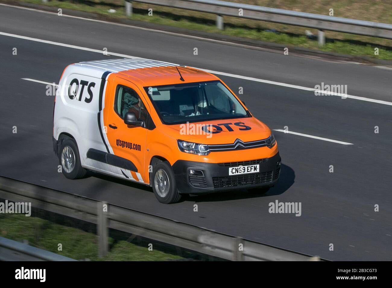 QTS Group Citroen Berling fährt auf der Autobahn M6 in der Nähe von Preston in Lancashire, Großbritannien Stockfoto