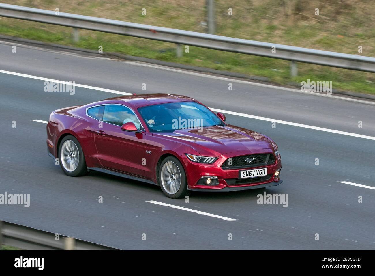 SN67VGD Ford Mustang GT Red Car Petrol Fahren auf der Autobahn M6 in der Nähe von Preston in Lancashire, Großbritannien Stockfoto