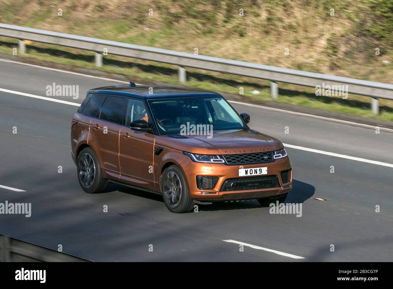 WON9 Land Rover R Rover Sport HSE Dyn SDV6 EIN Orange Car Diesel, der auf der Autobahn M6 in der Nähe von Preston in Lancashire, Großbritannien fährt Stockfoto