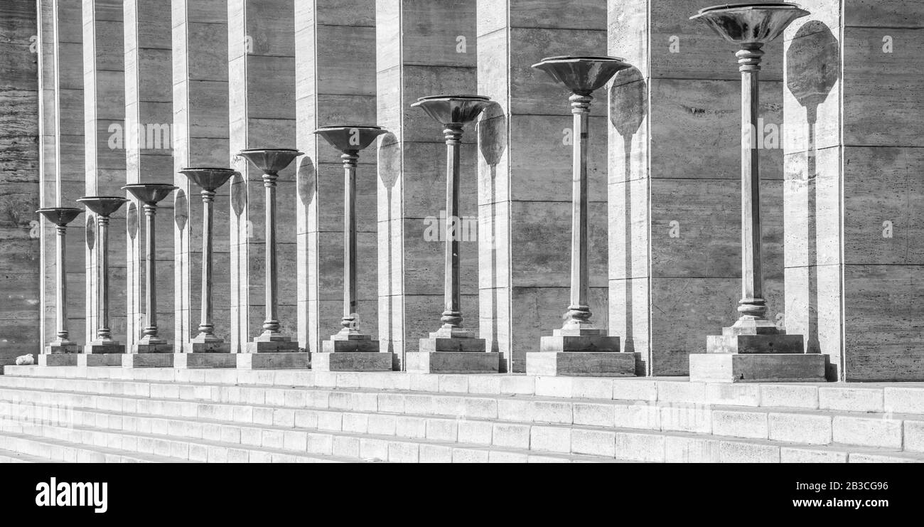 Perspektive symmetrischer Säulenaufbau im Nationalflaggendenkmal Stockfoto